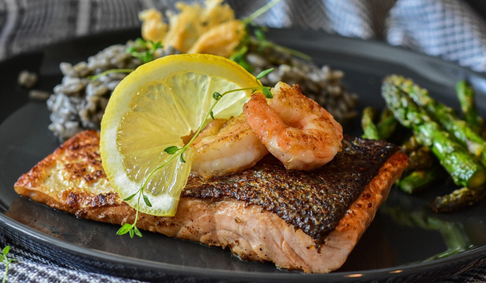 Gegrilde zalm met huisgemaakte kruidenboter